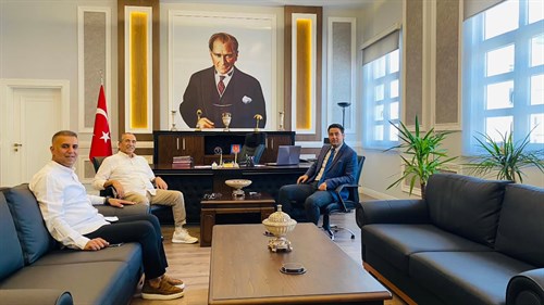 Sayapark AVM yönetiminden Civanlar Group Yönetim Kurulu Başkanı Salih Civan, Kaymakam Turgay Gülenç'i makamında ziyaret etti.