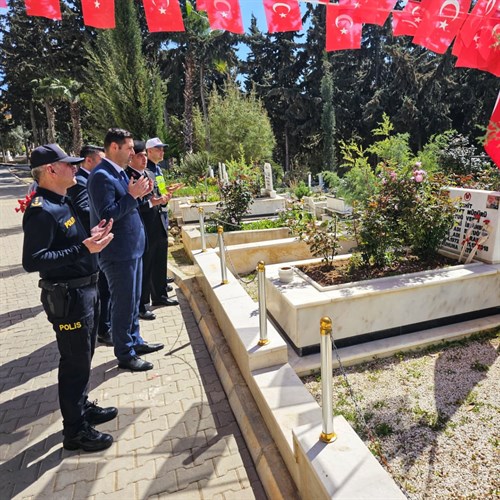 Arefe Günü münasebetiyle Kaymakamımız Turgay Gülenç,  Mezitli ilçemizde bulunan şehitlerimizin kabristanları ziyaret edildi.