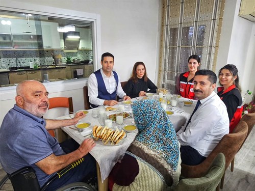 Kaymakamımız Sayın Turgay Gülenç, eşi Figen Gülenç Hanımefendi Ali İhsan Uygur ve kıymetli ailesi ile ikametlerinde iftar programına katıldı.